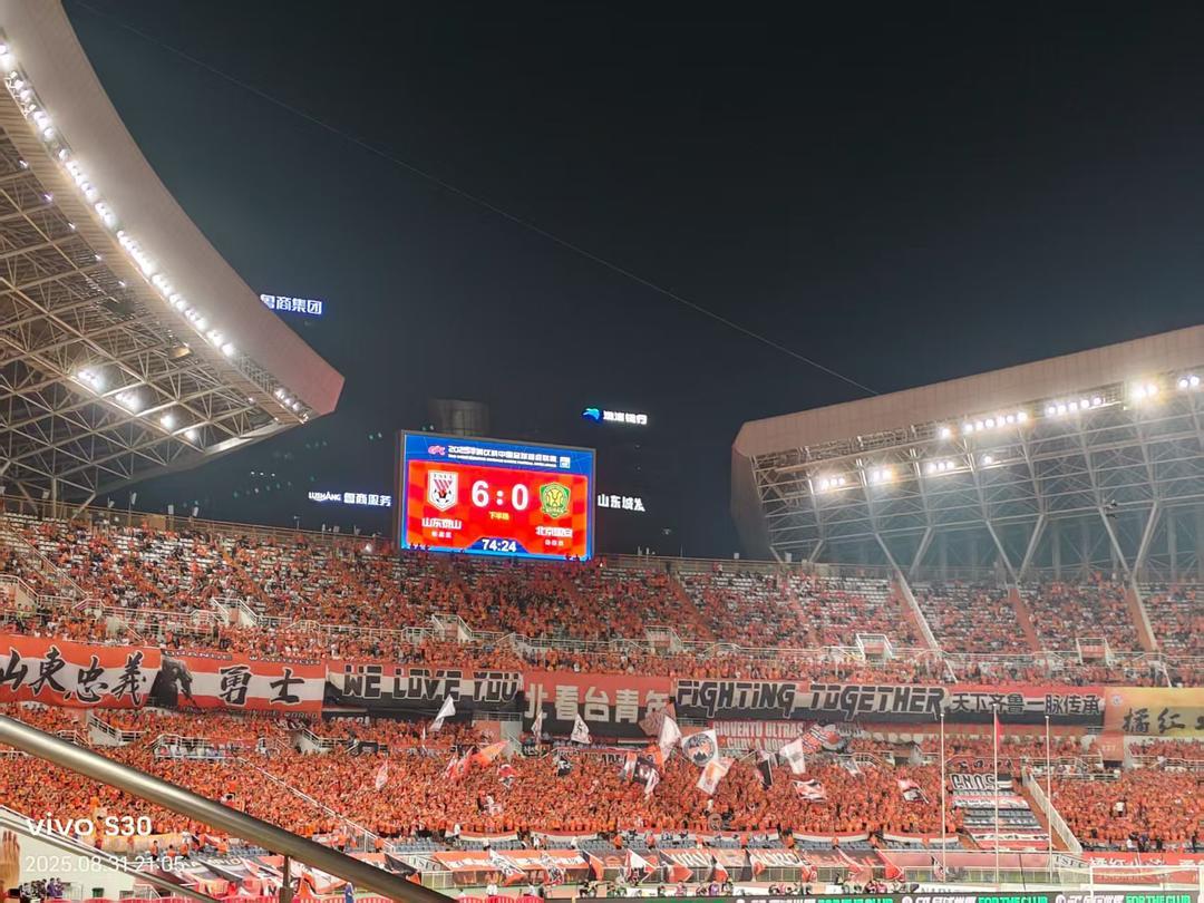 鲁京对决|瓦科大四喜，泰山6：0国安“橙”胜追击，六六大顺